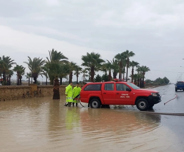  İtfaiye ekipleri su baskınlarına 20 personel ve 7 araçla müdahale etti