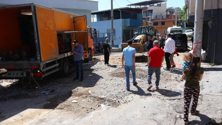 İzmir'de ortalık savaş alanına döndü: Su borusu patladı!