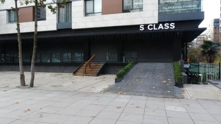 Kadık&ouml;y&rsquo;de l&uuml;ks oto galerisi boşaltıldı: 11 milyar TL&rsquo;lik vurgun iddiası