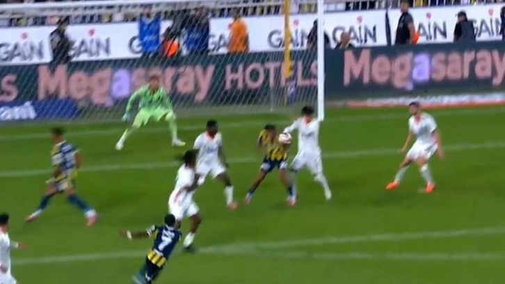Kadıköy'de tartışmalı pozisyon! VAR'dan penaltı kararı çıktı ama gol olmadı