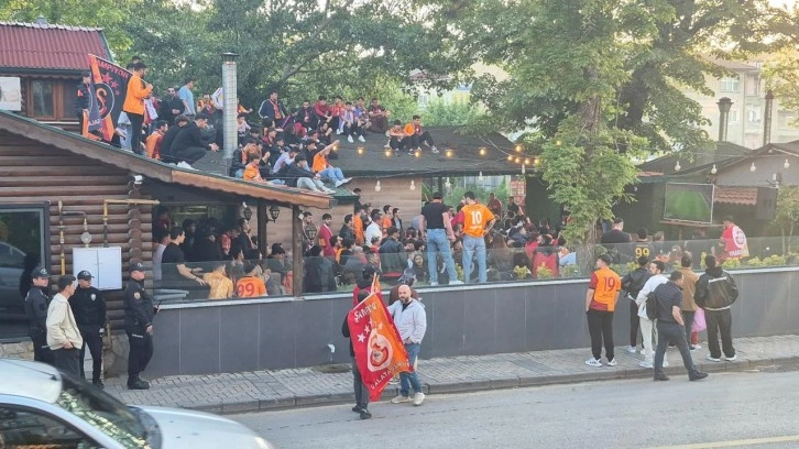 Kafede yer kalmadı, taraftar çatıya çıktı: Bartın'da ilginç görüntüler