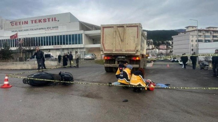 Kamyon ile &ccedil;arpışan motosiklet s&uuml;r&uuml;c&uuml;s&uuml; &ouml;ld&uuml;