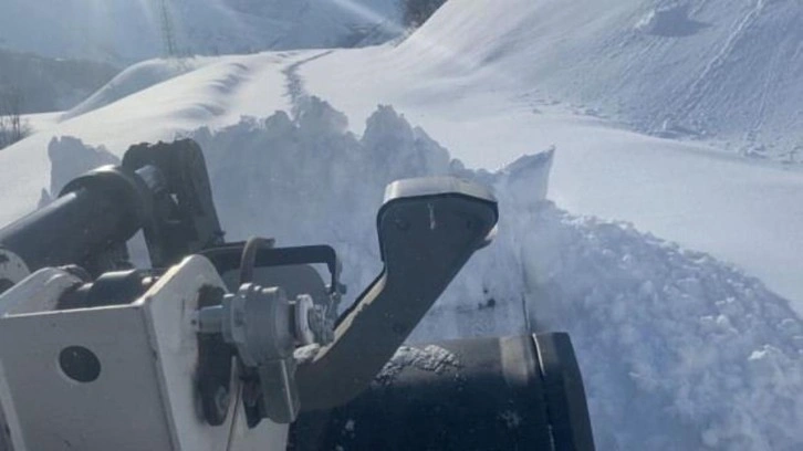 Kar kalınlığı 2 metreyi aştı, 27 k&ouml;y yolu kapalı