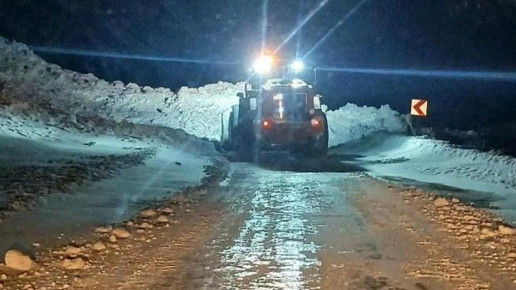 Karayoluna &ccedil;ığ d&uuml;şt&uuml;! Ulaşıma kapandı