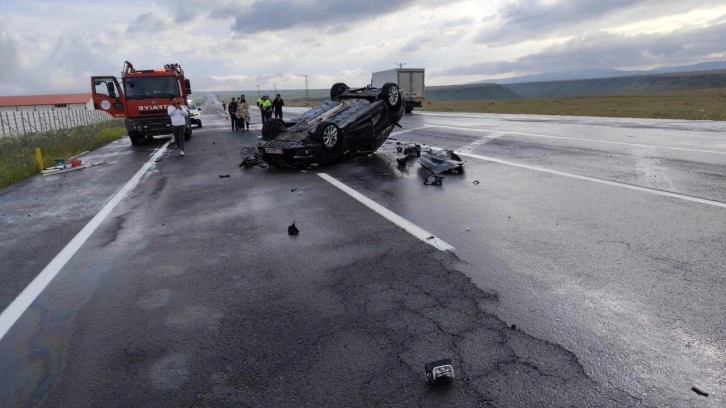 Kars'ta feci kaza! Kamyona çarpan araç takla attı