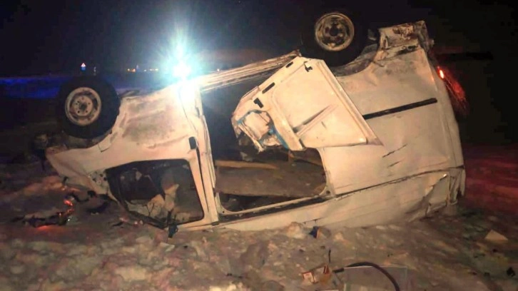 Kars'ta şarampole devrilen panelvanın s&uuml;r&uuml;c&uuml;s&uuml; hayatını kaybetti