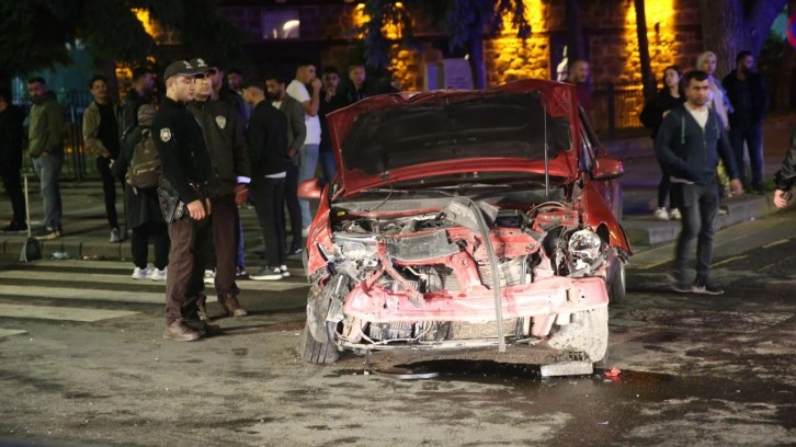 Kars'ta zincirleme kaza! Yaralılar var