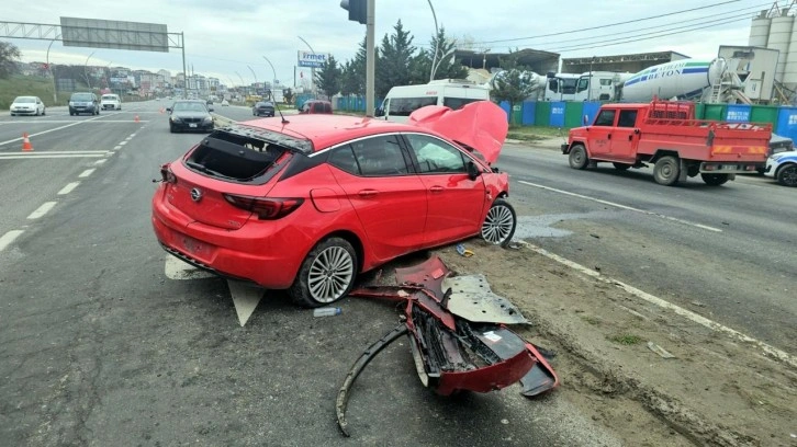 Karşı y&ouml;ne ge&ccedil;en otomobil, kırmızı ışıkta bekleyen ara&ccedil;lara &ccedil;arptı