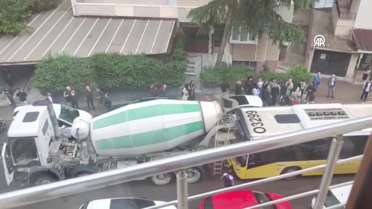Kartal'da İETT otobüsü ile beton mikseri çarpıştı, trafik yoğunluğu oluştu
