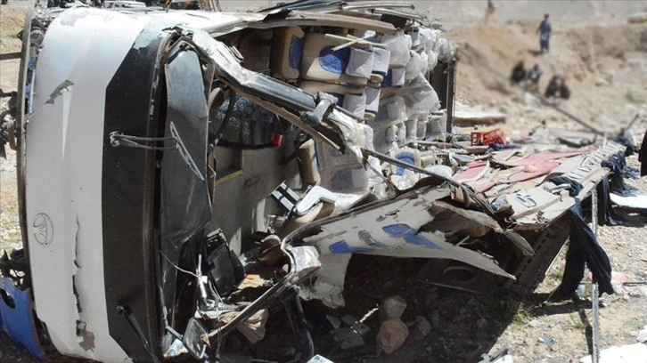 Katliam gibi kaza: Yolcu otobüsü ile kamyon çarpıştı: 11 ölü, 45 yaralı