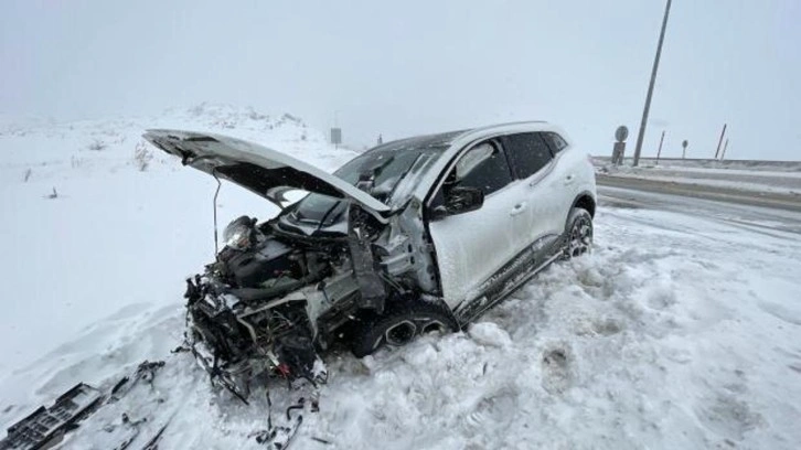 Kayseri'de otomobil ref&uuml;je &ccedil;arptı: 3 yaralı