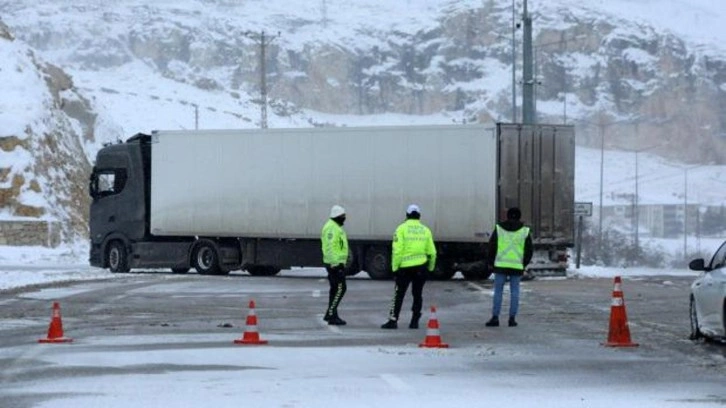 Kayseri-Malatya yolu ulaşıma kapatıldı
