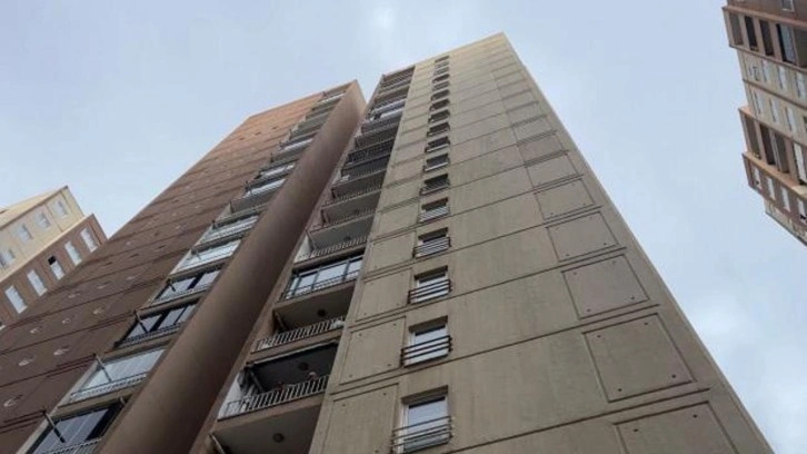 Kiralamak i&ccedil;in baktığı 17'nci kattaki dairenin balkonundan d&uuml;ş&uuml;p &ouml;ld&uuml;