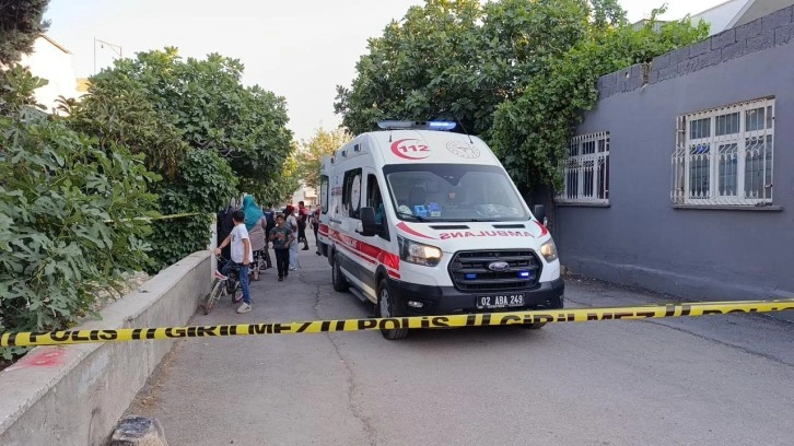 Komşular arasında bıçaklı kavga: 1 kişi ağır yaralandı