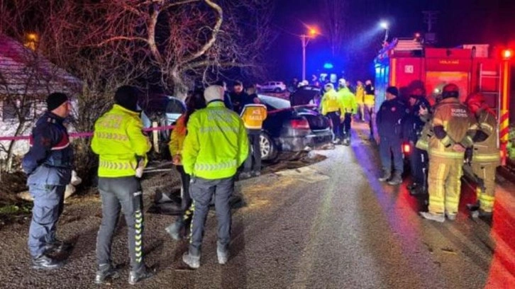 Kontrolden &ccedil;ıkan ara&ccedil; ağaca &ccedil;arptı: 2 &ouml;l&uuml;, 2 yaralı