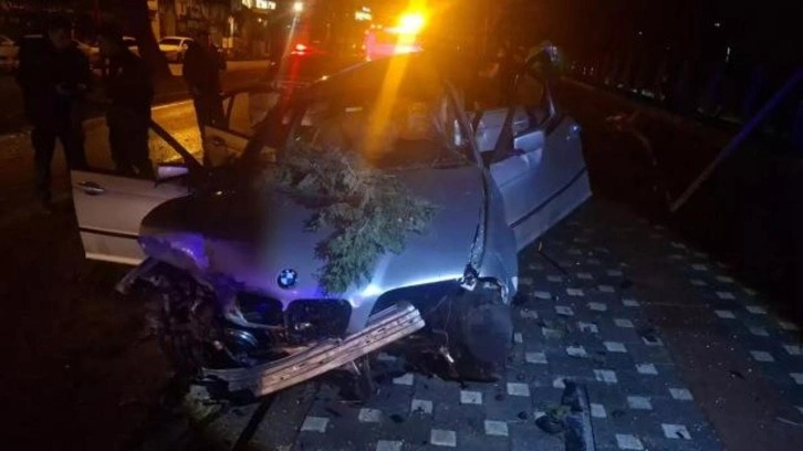 Kontrolden &ccedil;ıkan otomobil ağaca &ccedil;arptı: 2 ağır yaralı