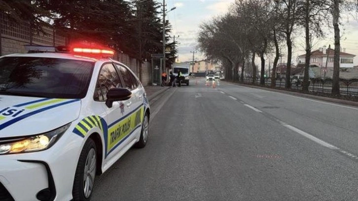 Konya'da motosiklet otob&uuml;s durağına &ccedil;arptı: 1 &ouml;l&uuml;