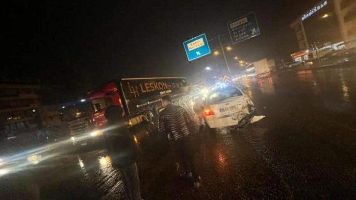 Konya&rsquo;da tır otomobile &ccedil;arptı: 2 yaralı
