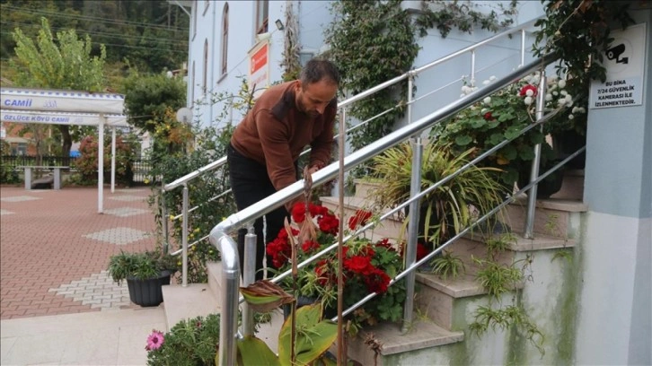 Köy imamı görev yaptığı caminin çevresini çiçeklerle donattı