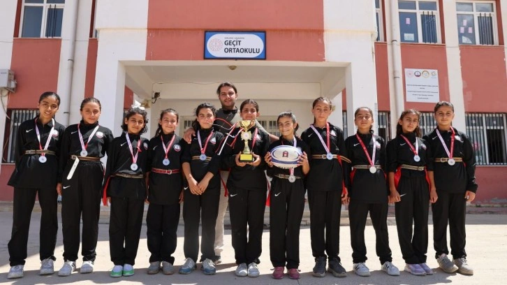 Köyde bir öğretmenin kurduğu ragbi takımı Şanlıurfa'ya madalya getirdi