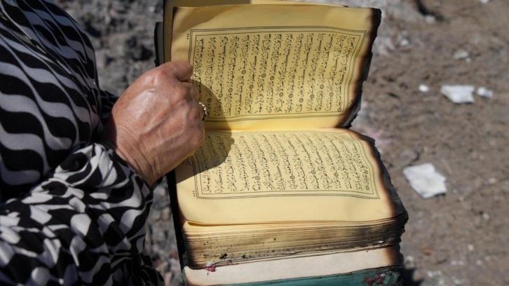 Kül olan evlerinden tek yanmayan: Kur'an-ı Kerim