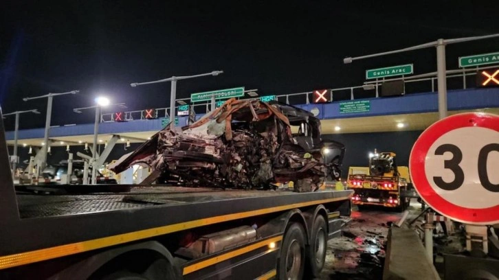 Kuzey Marmara Otoyolu’nda otomobil gişeye girdi