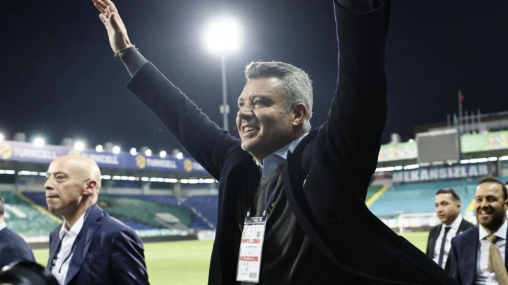 Maç biter bitmez polislerin yanına gitti: Geceye damga vuran anlar