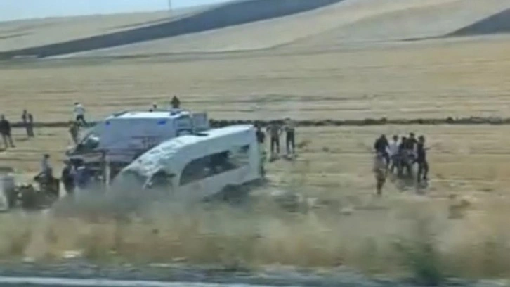 Malazgirt yolunda kaza: 1'i ağır 10 kişi yaralandı