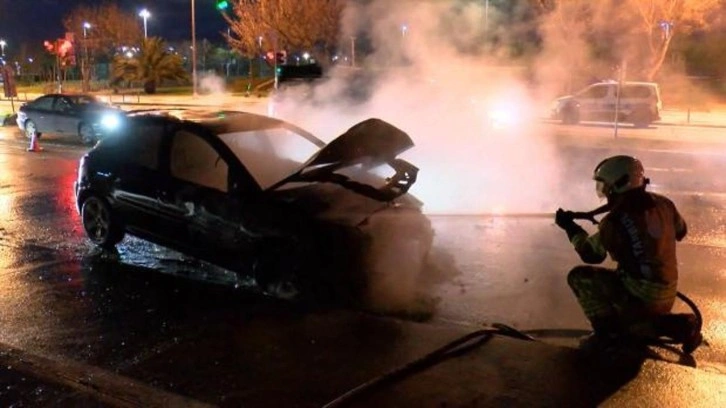 Maltepe'de seyir halindeki otomobil alev alev yandı