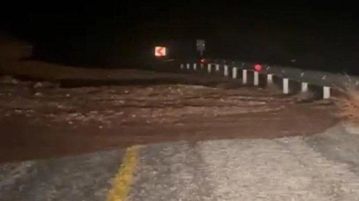 Marmaris'te sağanak yağış etkili oldu, yollar dereye d&ouml;nd&uuml;