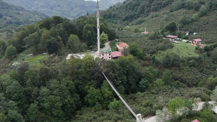 Merhum babasının isteğini yerine getirdi, camiye kolay ulaşmak için asma köprü yaptı