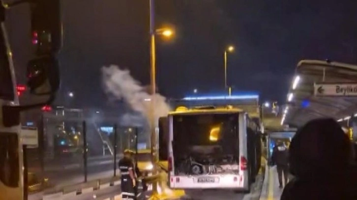 Metrobüsün motor bölümü yandı, seferler kısa süre durduruldu
