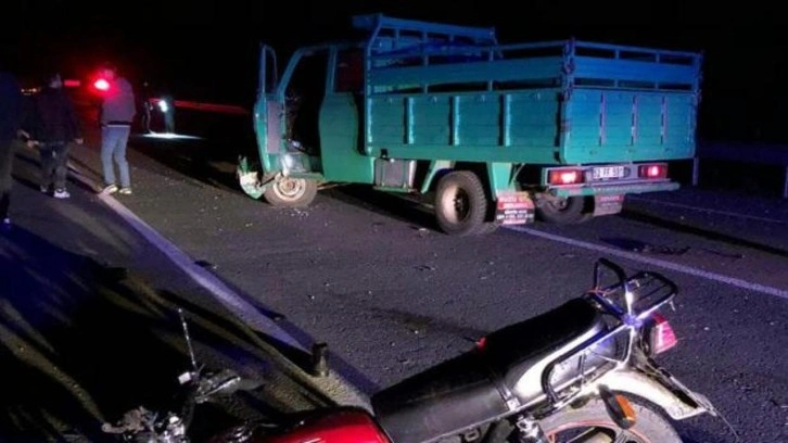 Motosikletle kamyonet &ccedil;arpıştı: 2 kişi hayatını kaybetti
