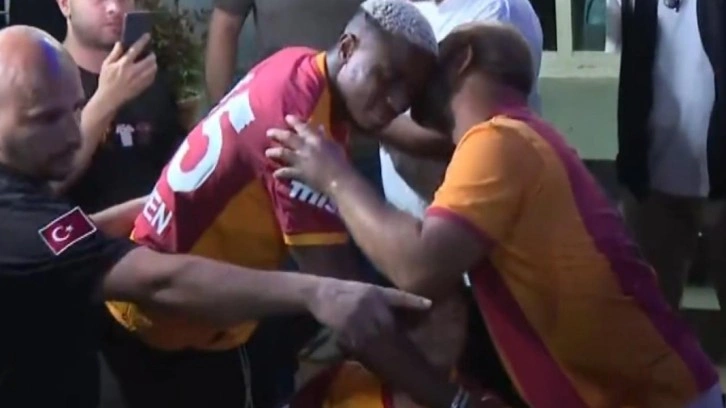 Osimhen ayağının tozuyla gönülleri fethetti! Engelli taraftara jest