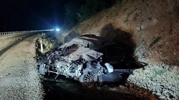Otobüs otomobille çarpıştı: 1 ölü, 8 yaralı