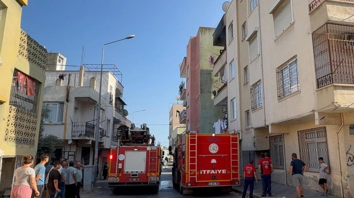 Oturduğu evi ateşe verdi!