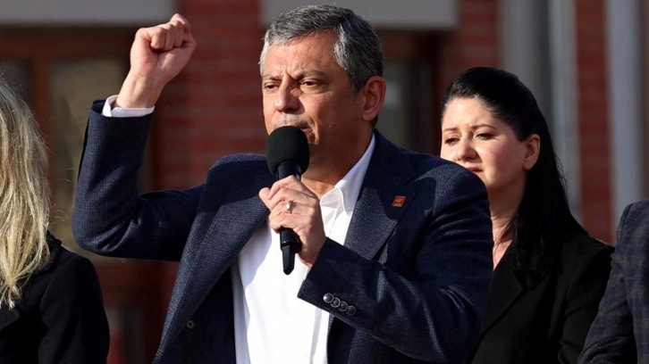 &Ouml;zg&uuml;r &Ouml;zel Yunanistan'ı &ouml;vd&uuml;, T&uuml;rkiye'yi eleştirdi! Kendi se&ccedil;meni bile tepki g&ouml;sterdi