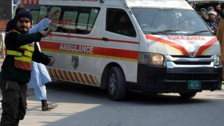 Pakistan'da polis aracına bombalı saldırı: 6 can kaybı