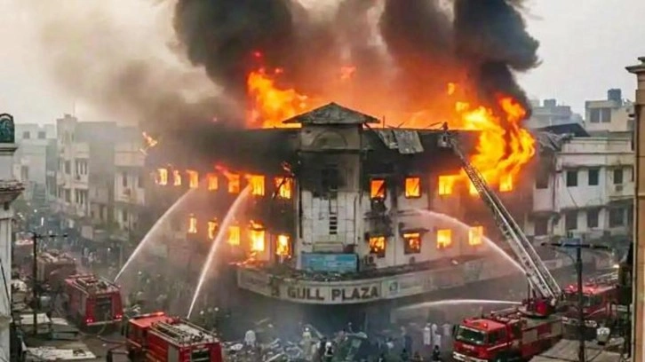 Pakistan'daki AVM yangınında can kaybı 71'e y&uuml;kseldi