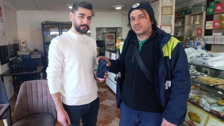 Parkta temizlik yaparken telefon buldu!