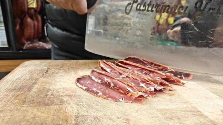 Pastırmanın kilosu raflarda 2 bin TL! Bir dilimi 32 lira
