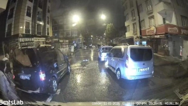 Pendik&rsquo;te trafikte kavga: Servis minib&uuml;s&uuml;n&uuml;n camını yumruklayıp tehdit etti: Seni vururum