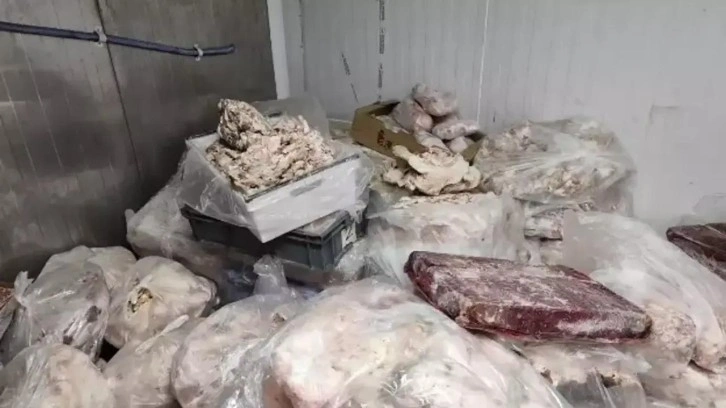 Piyasaya süreceklerdi:  25 ton bozuk tavuk ürünü ele geçirildi