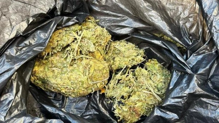 Polis ekiplerinin durdurduğu ara&ccedil;tan 50 gram esrar &ccedil;ıktı!