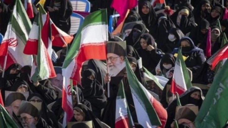 Protestoların şiddet olaylarına d&ouml;n&uuml;şt&uuml;ğ&uuml; İran&rsquo;da rejime destek g&ouml;sterileri d&uuml;zenlendi