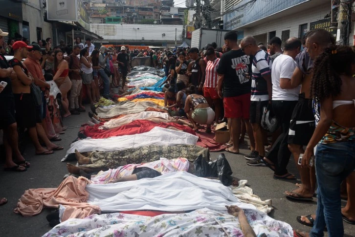  Rio de Janerio’da ölülerin ormandan toplandığı kanlı uyuşturucu operasyonu… 120 ölü