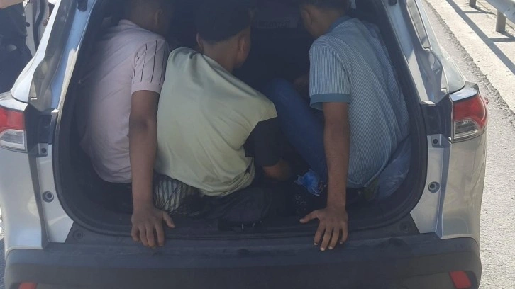 Sakarya’da bir otomobilde 9 kaçak göçmen yakalandı
