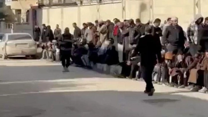 Şam y&ouml;netimi kontrol&uuml; sağlıyor: Eski &ouml;rg&uuml;t &uuml;yeleri i&ccedil;in entegrasyon s&uuml;reci başladı