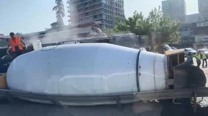 Sefaköy'de beton mikseri devrildi, trafik kilitlendi!