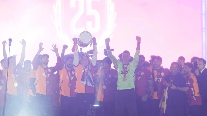 Seremoniye damga vuran anlar! Galatasaray'a kupayı sürpriz isim verdi